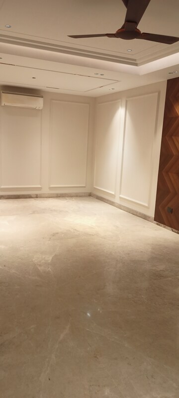 Room in 4 BHK Builder Floor at DLF City Phase IV, Dlf Phase iv – for Rent