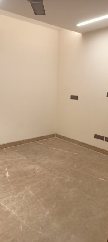 Room in 4 BHK Builder Floor at DLF City Phase IV, Dlf Phase iv – for Rent