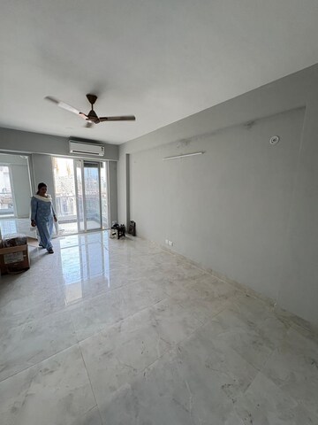 Room in 3 BHK Apartment at Signature Global City, Sector 37d – for Rent