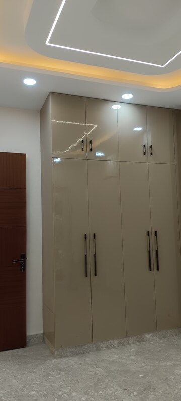 Furnished Amenities in 3 BHK Builder Floor at Janakpuri – for Sale