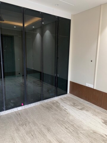 Room in 3 BHK Builder Floor at Dlf Phase ii – for Sale