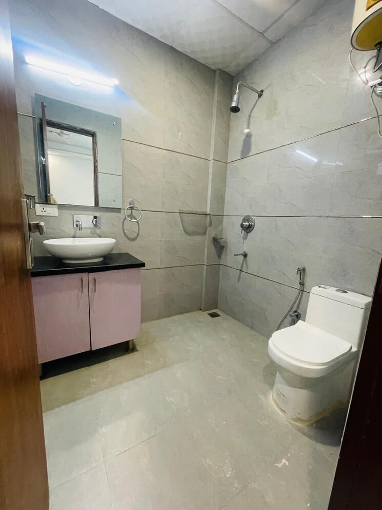 Bathroom, freedom fighters enclave 2 Bedroom 1000 Sq.Ft. Apartment In Freedom Fighters Enclave Delhi 9768427
