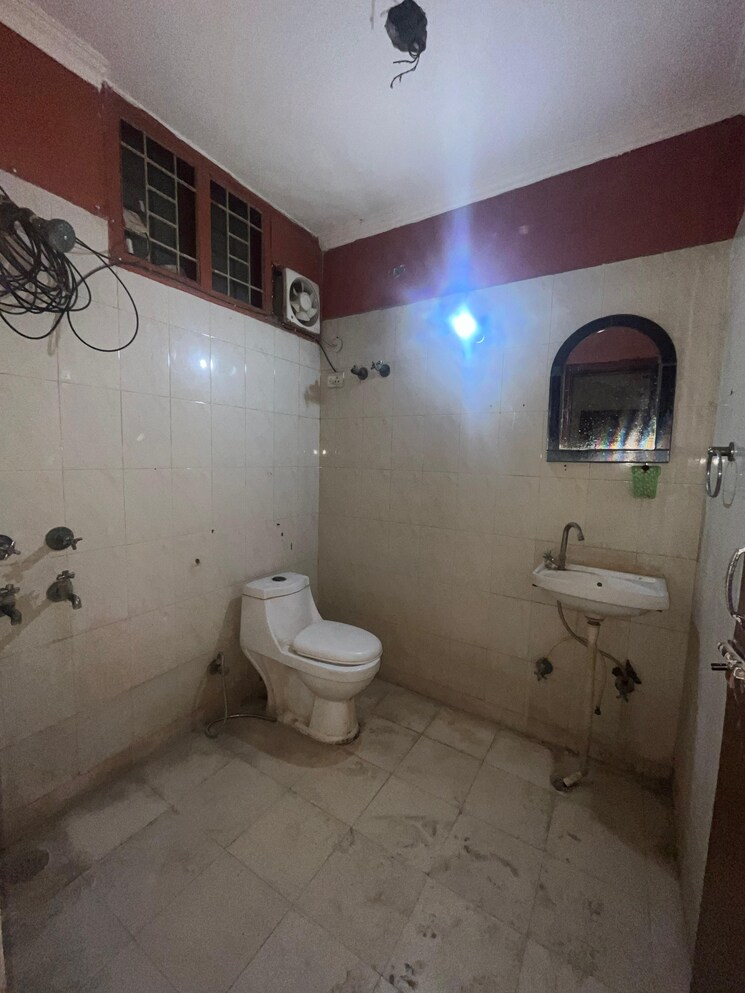 Bathroom, saket 3 Bedroom 1500 Sq.Ft. Builder Floor In Saket Delhi 9768947