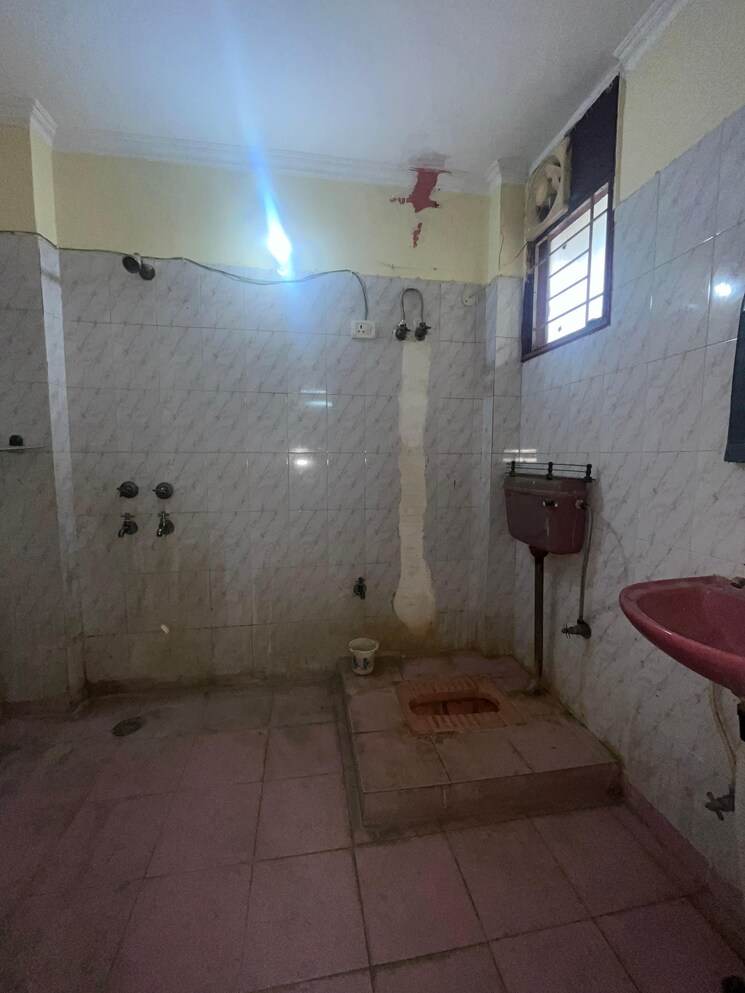 Bathroom, saket 3 Bedroom 1500 Sq.Ft. Builder Floor In Saket Delhi 9768947