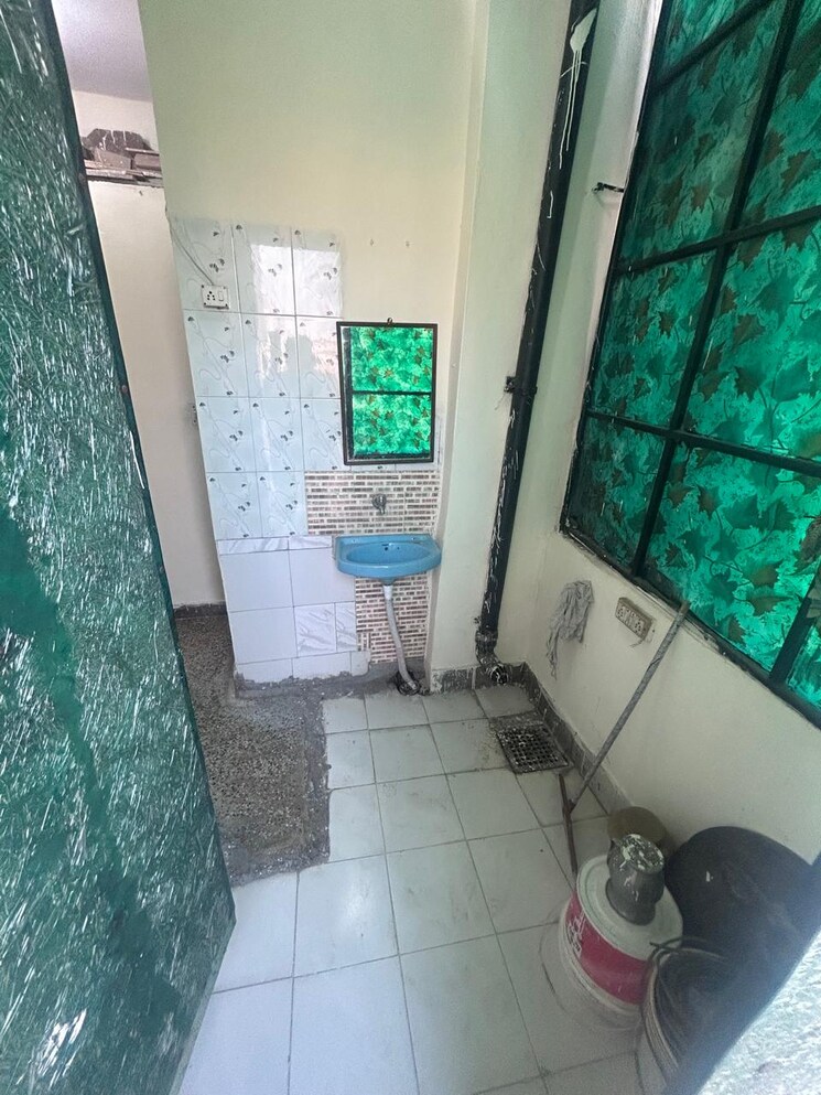 Attached Bathroom, shalimar bagh 1 Bedroom 900 Sq.Ft. Builder Floor In Shalimar Bagh Delhi 9769574