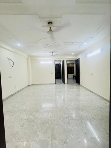 Room in 3 BHK Builder Floor at South City 1 – for Rent