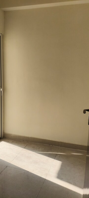 Room in 3.5 BHK Apartment at Amrapali Crystal Homes, Sector 76 – for Rent