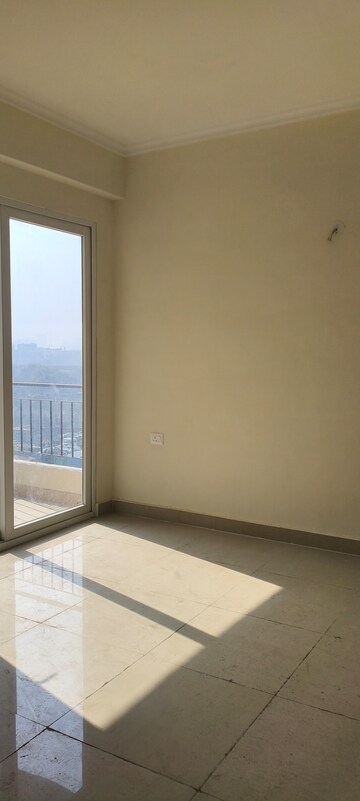 Room in 3.5 BHK Apartment at Amrapali Crystal Homes, Sector 76 – for Rent