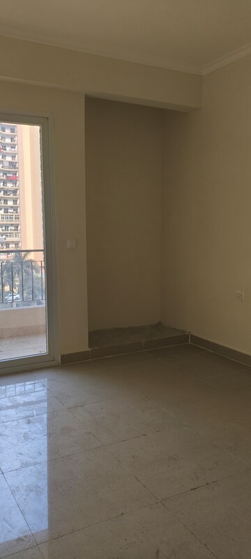 Room in 3.5 BHK Apartment at Amrapali Crystal Homes, Sector 76 – for Rent