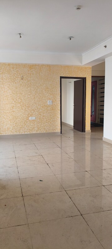 Room in 3.5 BHK Apartment at Amrapali Crystal Homes, Sector 76 – for Rent