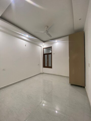 Room in 3 BHK Apartment at Chattarpur – for Rent