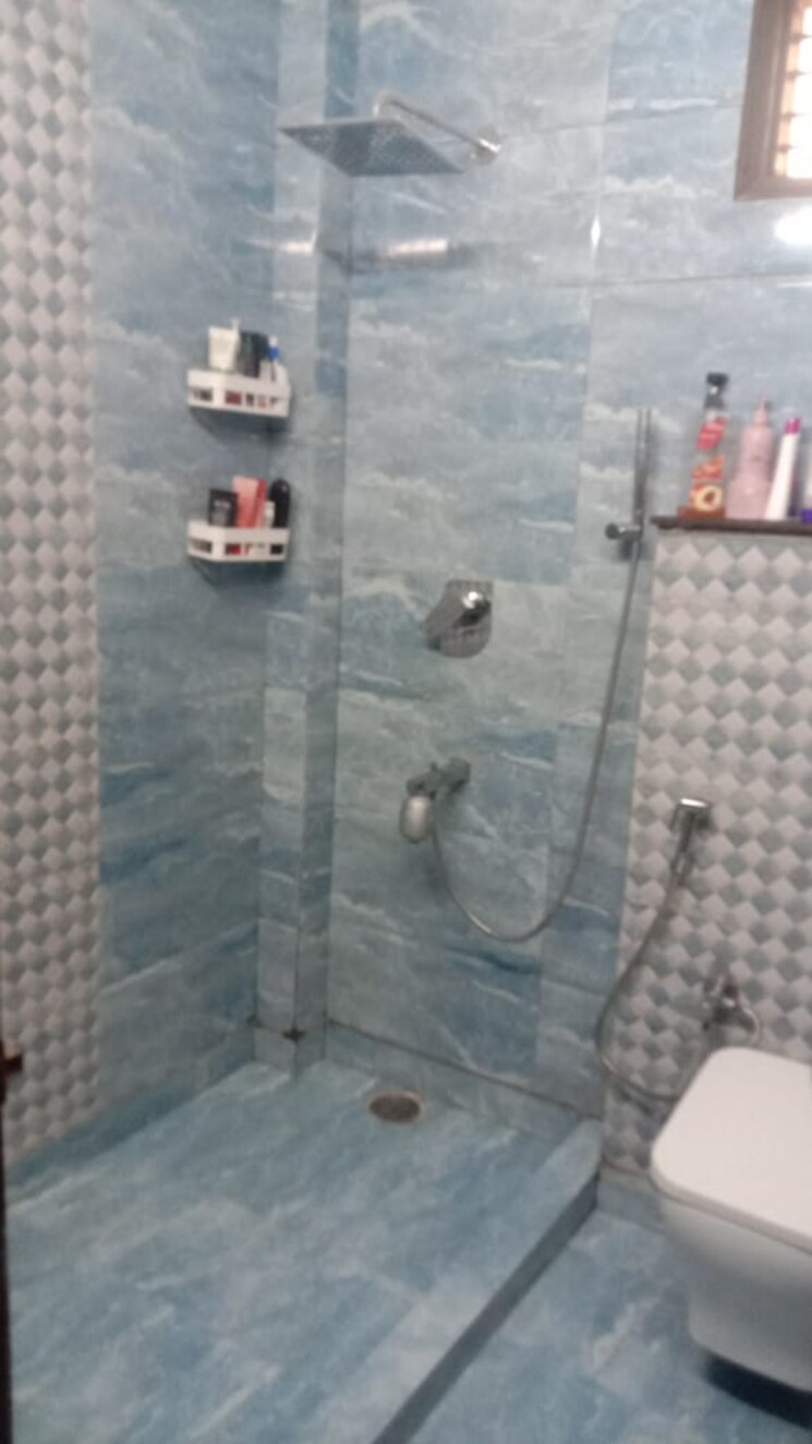 Bathroom, raj nagar sector 7 3 Bedroom 200 Sq.Yd. Builder Floor In Raj Nagar Sector 7 Ghaziabad 9770952