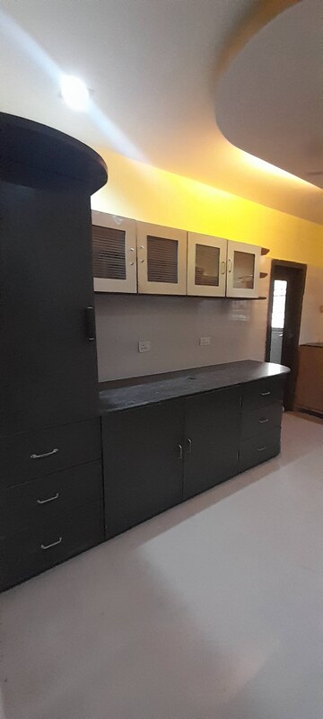 Room in 3 BHK Apartment at Vidhan Sabha Marg – for Sale