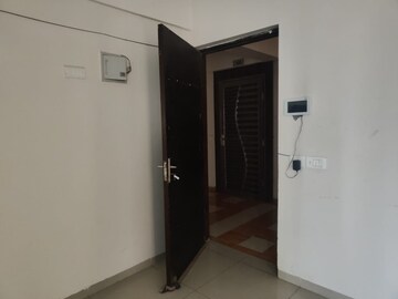 Room in 2 BHK Apartment at Wave Executive Floors, Wave City – for Rent