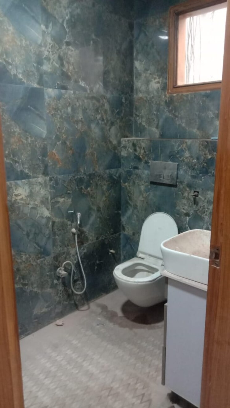 Bathroom, raj nagar sector 14 5 Bedroom 170 Sq.Yd. Builder Floor In Raj Nagar Sector 14 Ghaziabad 9771269