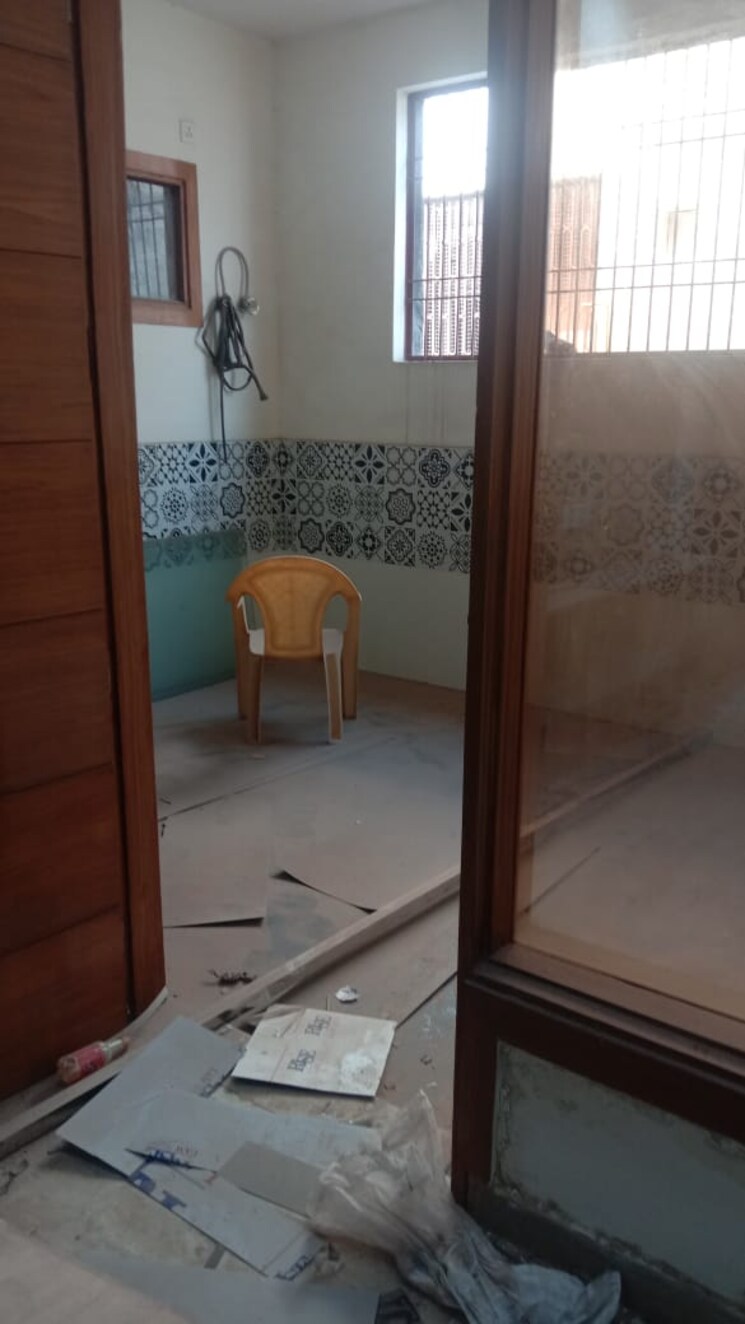 Bathroom, raj nagar sector 14 5 Bedroom 170 Sq.Yd. Builder Floor In Raj Nagar Sector 14 Ghaziabad 9771269