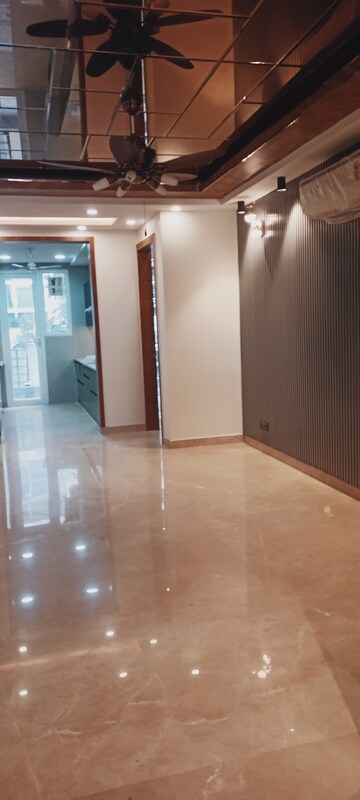 Room in 4 BHK Builder Floor at Mohit House, Sushant Lok I – for Sale