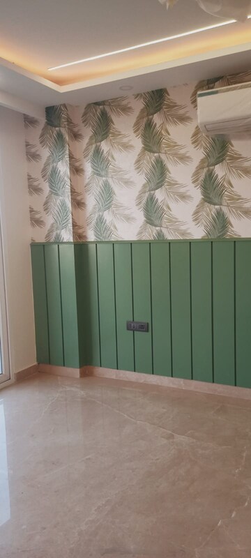 Bathroom in 4 BHK Builder Floor at DLF City Phase IV, Dlf Phase iv – for Sale