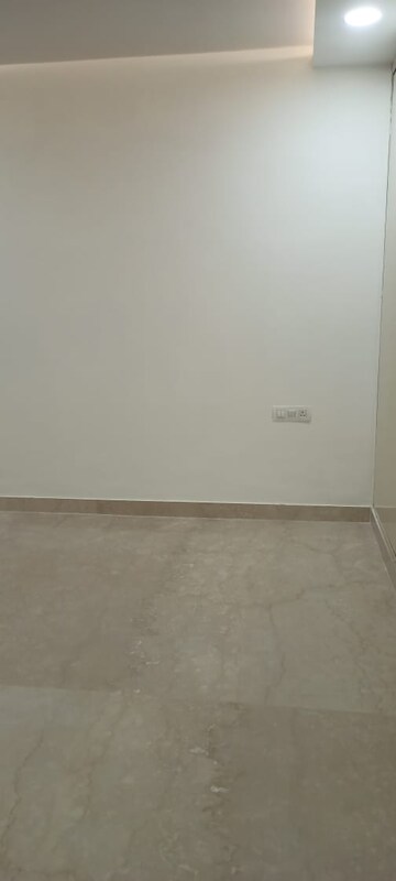 Room in 4 BHK Builder Floor at DLF Green Avenue, Dlf Phase iv – for Sale