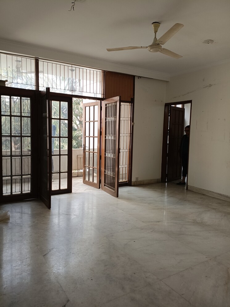Room, maharani bagh 5 Bedroom 506 Sq.Yd. Independent House In Maharani Bagh Delhi 9771610