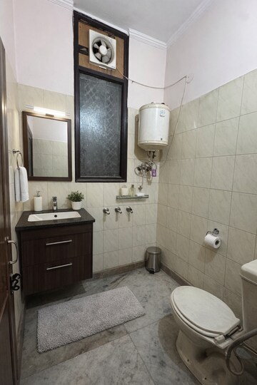 Bathroom in 1 RK Apartment at Moti Nagar – for Rent
