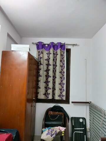 Furnished Amenities in 5 BHK Independent House at Maharani Bagh – for Sale