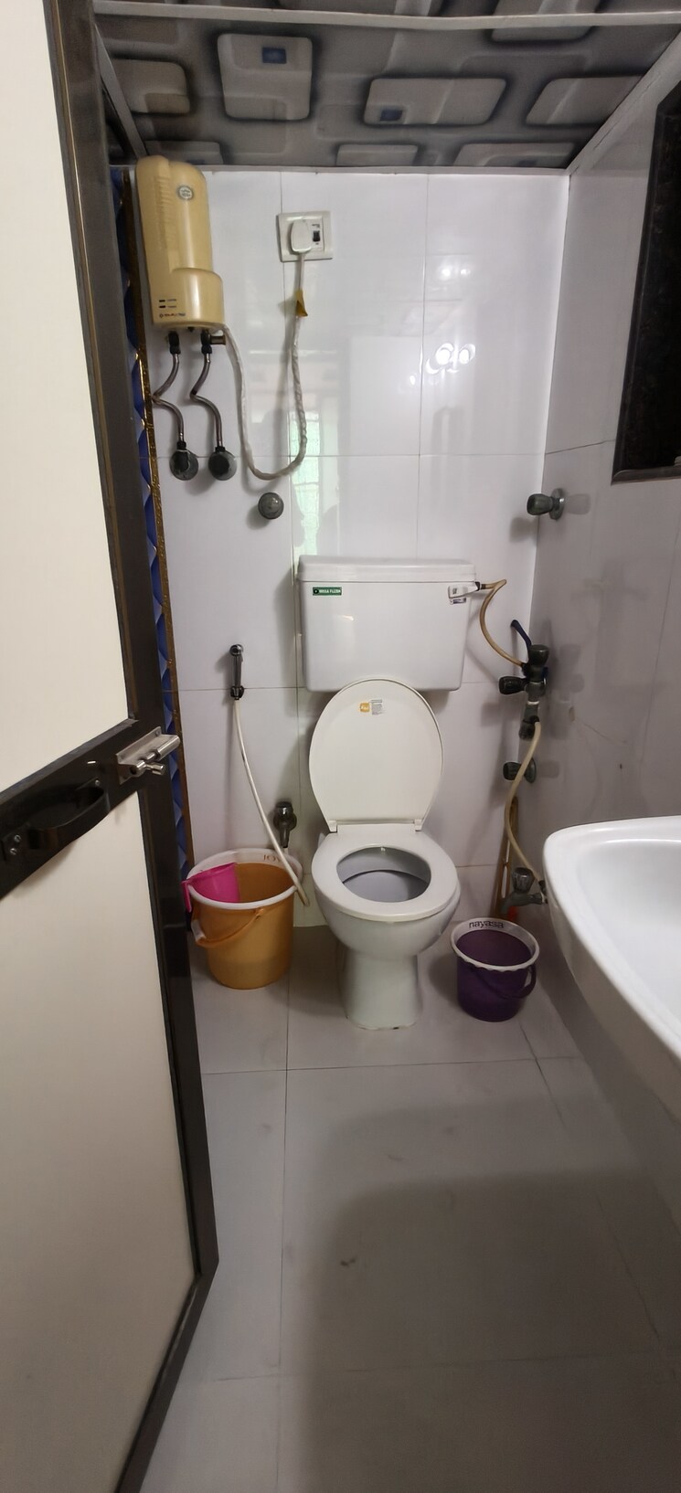 Bathroom, lokhandwala-complex 2 Bedroom 700 Sq.Ft. Apartment In Andheri West Mumbai 9772177