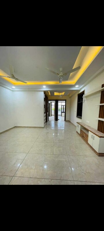 Building Lobby in 4 BHK Builder Floor at Sunshine Apartments Sector 73, Sector 73 – for Sale