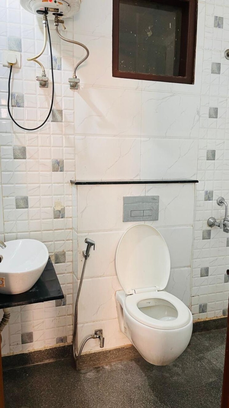 Bathroom, sector 40 Pg For Boys & Girls In Sector 40 9772341