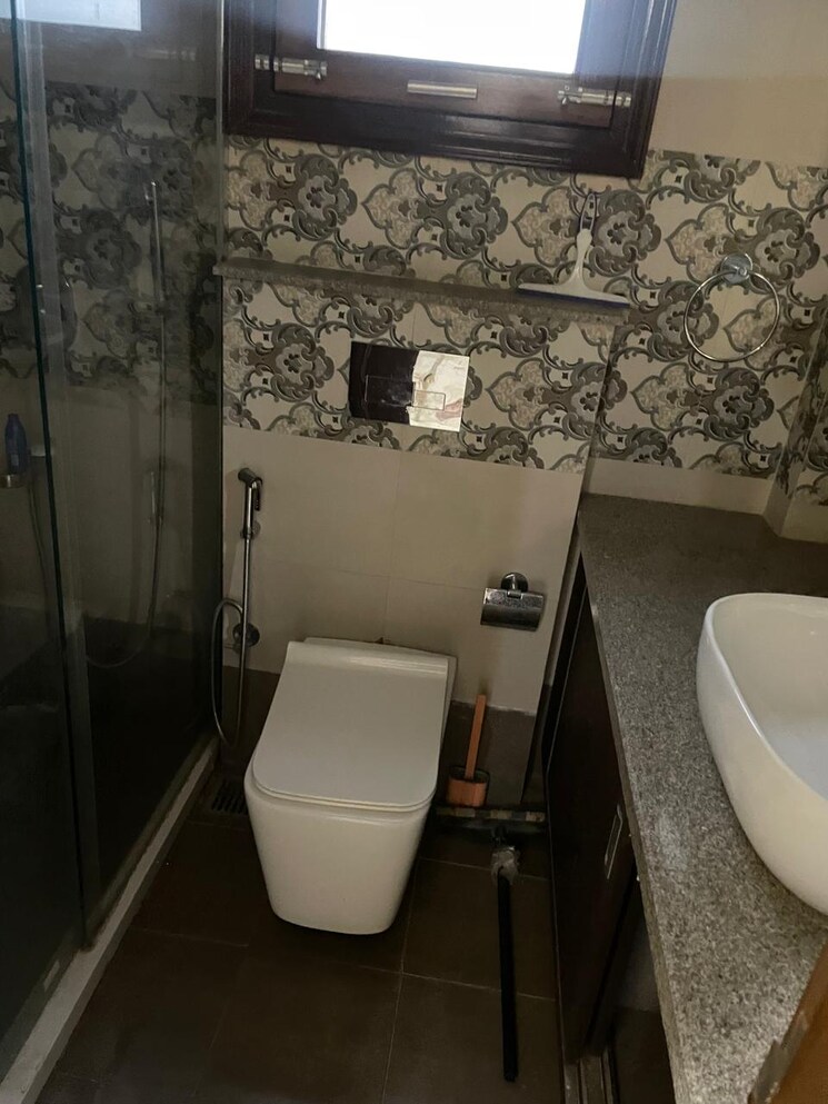 Bathroom, saket 3 Bedroom 200 Sq.Yd. Builder Floor In Saket Delhi 9772361