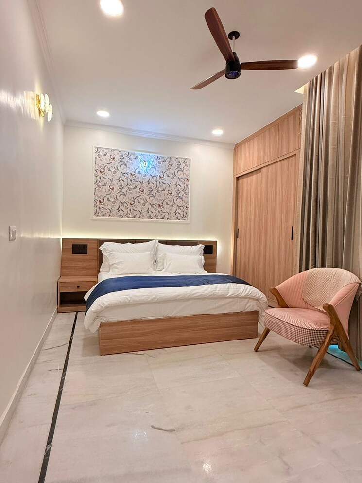 Bedroom, defence colony 3 Bedroom 217 Sq.Yd. Builder Floor In Defence Colony Delhi 9772367