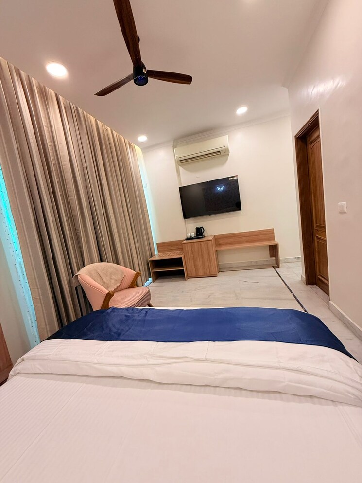 Bedroom, defence colony 3 Bedroom 217 Sq.Yd. Builder Floor In Defence Colony Delhi 9772367