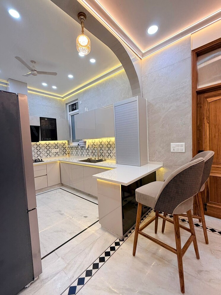 Team Area, defence colony 3 Bedroom 217 Sq.Yd. Builder Floor In Defence Colony Delhi 9772367