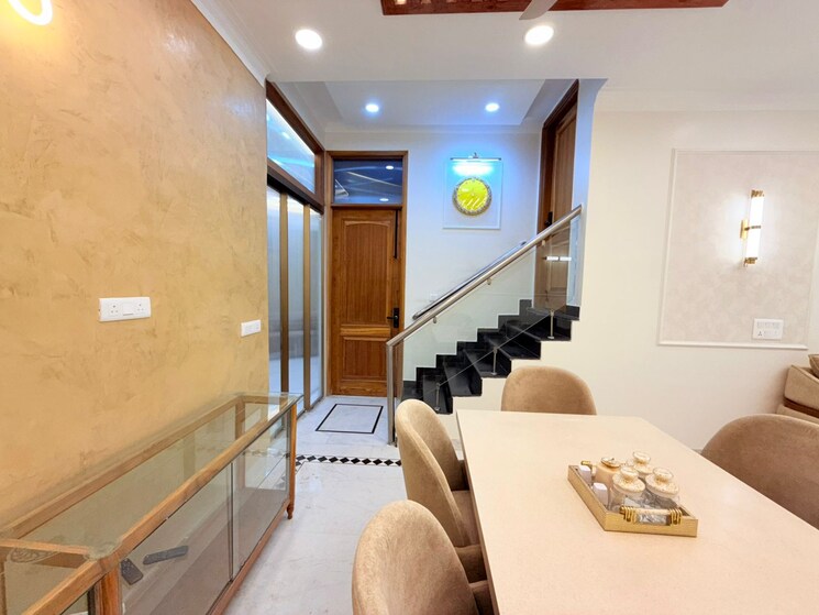 Living Room, defence colony 3 Bedroom 217 Sq.Yd. Builder Floor In Defence Colony Delhi 9772367