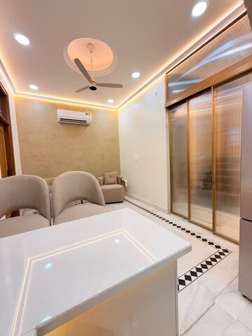 Furnished Amenities in 3 BHK Builder Floor at Defence Colony – for Rent