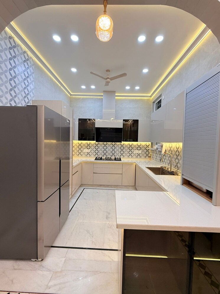 Kitchen, defence colony 3 Bedroom 217 Sq.Yd. Builder Floor In Defence Colony Delhi 9772367