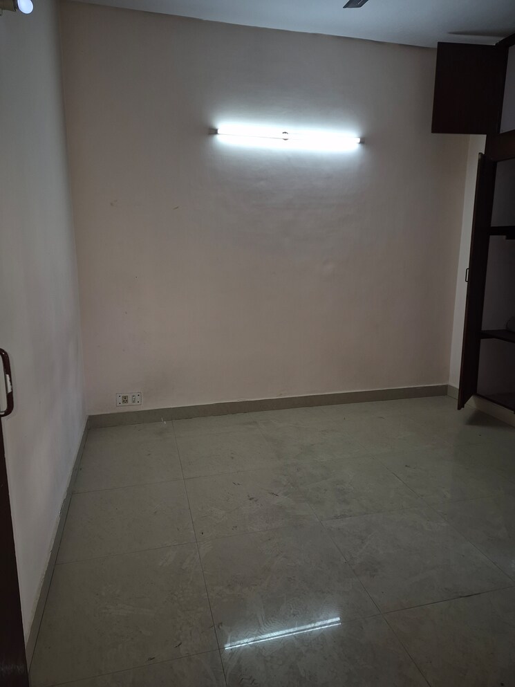 Room, mayur vihar 2.5 Bedroom 780 Sq.Ft. Apartment In Mayur Vihar Delhi 9772391