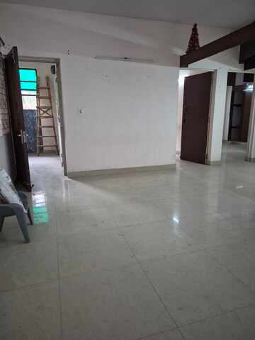 Furnished Amenities in 2.5 BHK Apartment at Mayur Vihar – for Sale