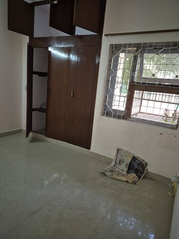 Furnished Amenities in 2.5 BHK Apartment at Mayur Vihar – for Sale