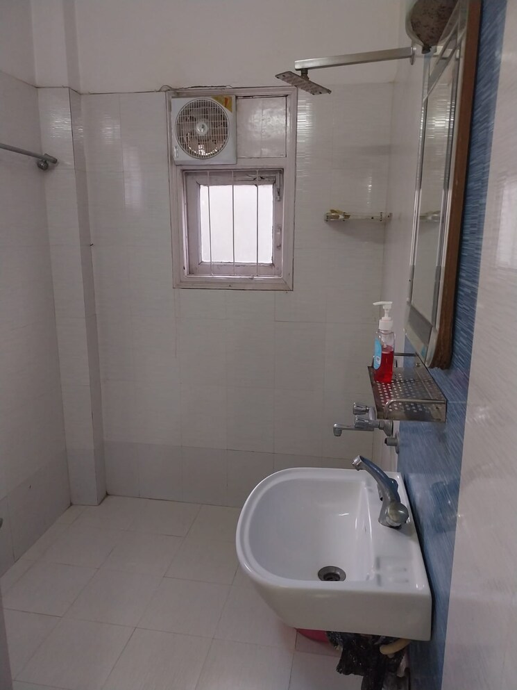 Bathroom, chittaranjan park 1 RK 400 Sq.Ft. Apartment In Chittaranjan Park Delhi 9772416