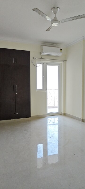 Room in 3 BHK Apartment at Pareena Micasa, Sector 68 – for Rent