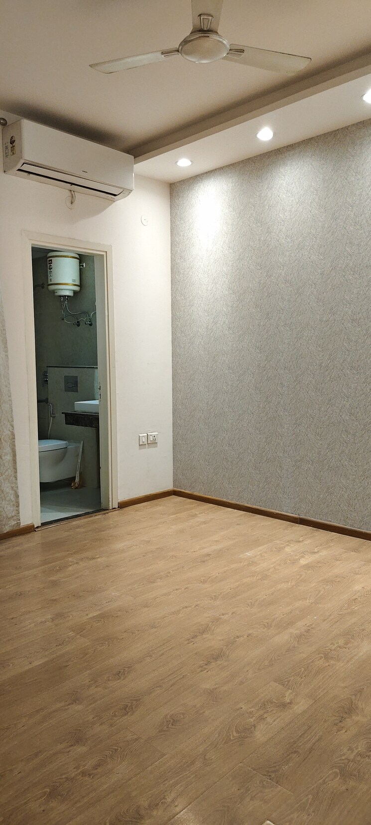 Room, bptp-astaire-gardens 3.5 Bedroom 2524 Sq.Ft. Apartment In Sector 70a Gurgaon 9772500