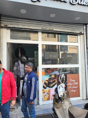  Shop For Rent in Hazratganj