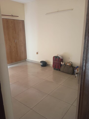 Room in 2 BHK Apartment at Panchsheel Greens II, Sector 16 Greater Noida – for Rent