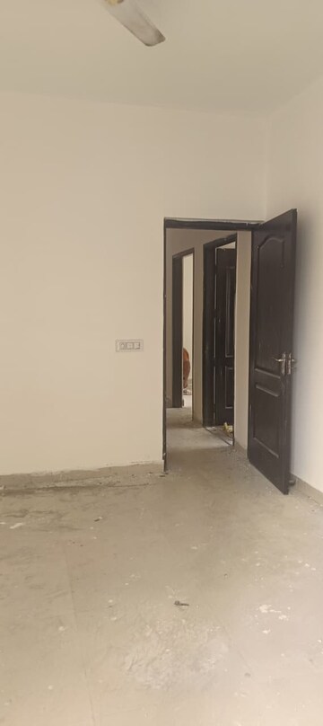 Room in 3 BHK Apartment at Gardenia Golf City, Sector 75 – for Rent