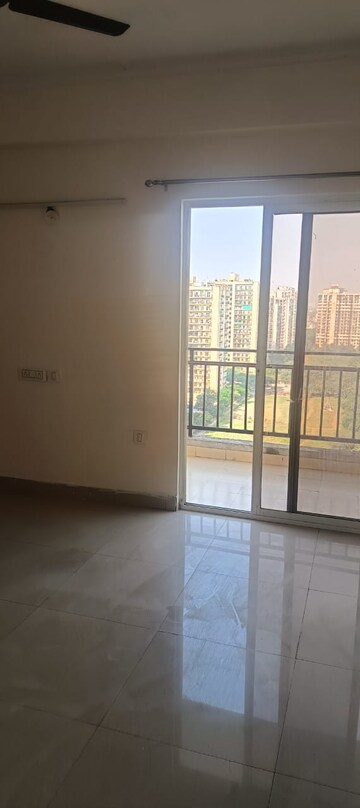Room in 3 BHK Apartment at Amrapali Crystal Homes, Sector 76 – for Rent
