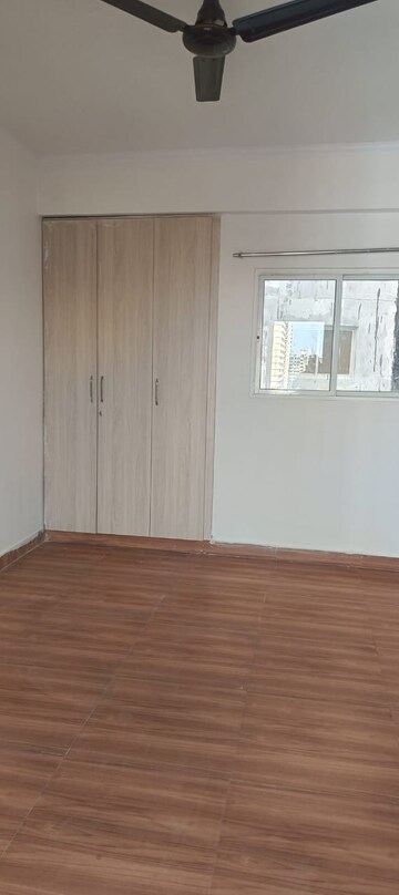 Room in 3 BHK Apartment at Amrapali Crystal Homes, Sector 76 – for Rent