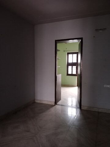 Room in 3 BHK Builder Floor at Sector 18 – for Rent