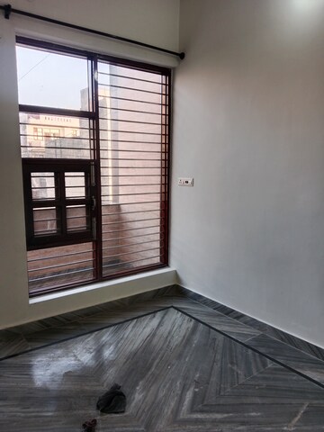Room in 3 BHK Builder Floor at Sector 17 – for Rent