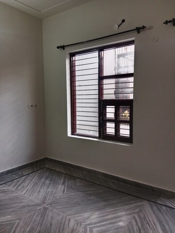 Room in 3 BHK Builder Floor at Sector 17 – for Rent